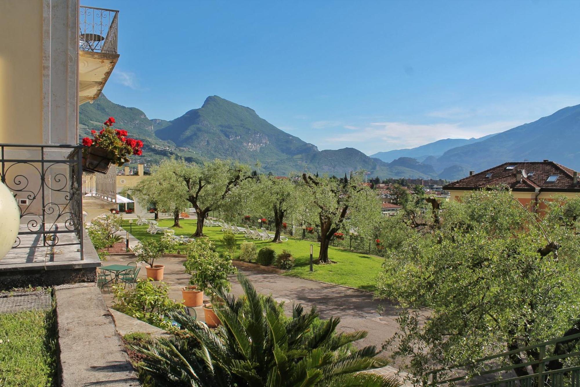 Aparthotel Englovacanze Riva del Garda Eksteriør billede